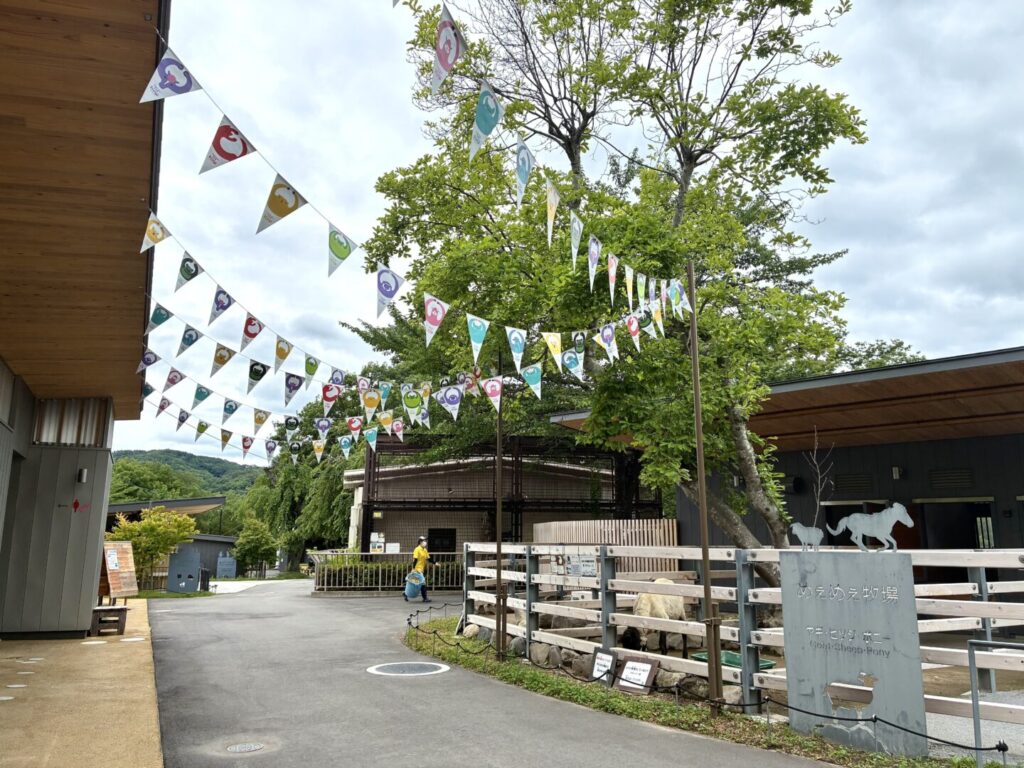 100周年仕様の装飾がされた小諸市動物園の園内