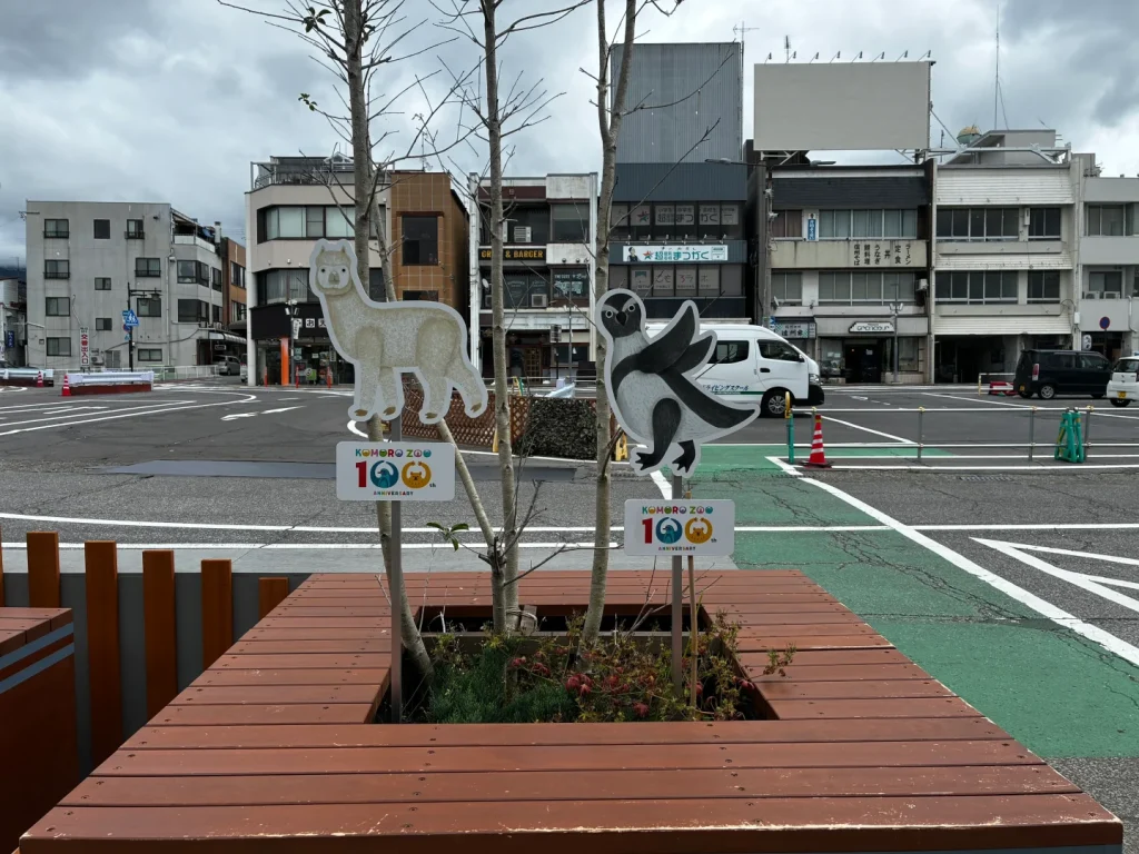 小諸駅前の小諸市動物園100周年バナー
