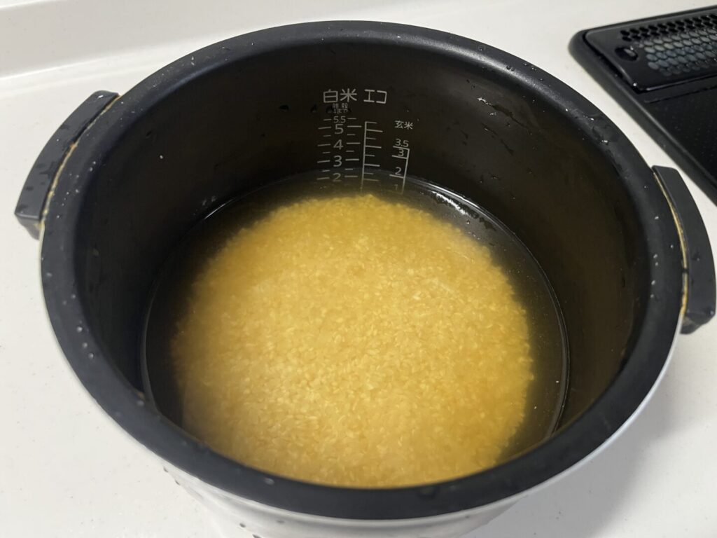 といだ米に白だしとみりんを加えたところ