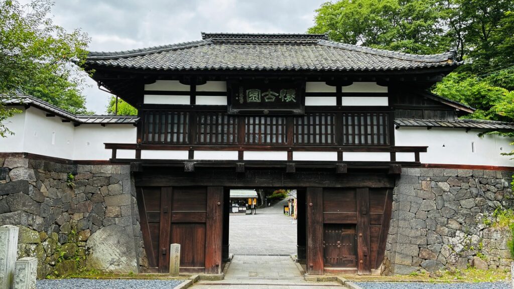 【懐古園さんぽ①】重要文化財「三の門」と苔むす石垣｜“穴城”小諸城址の見どころ
