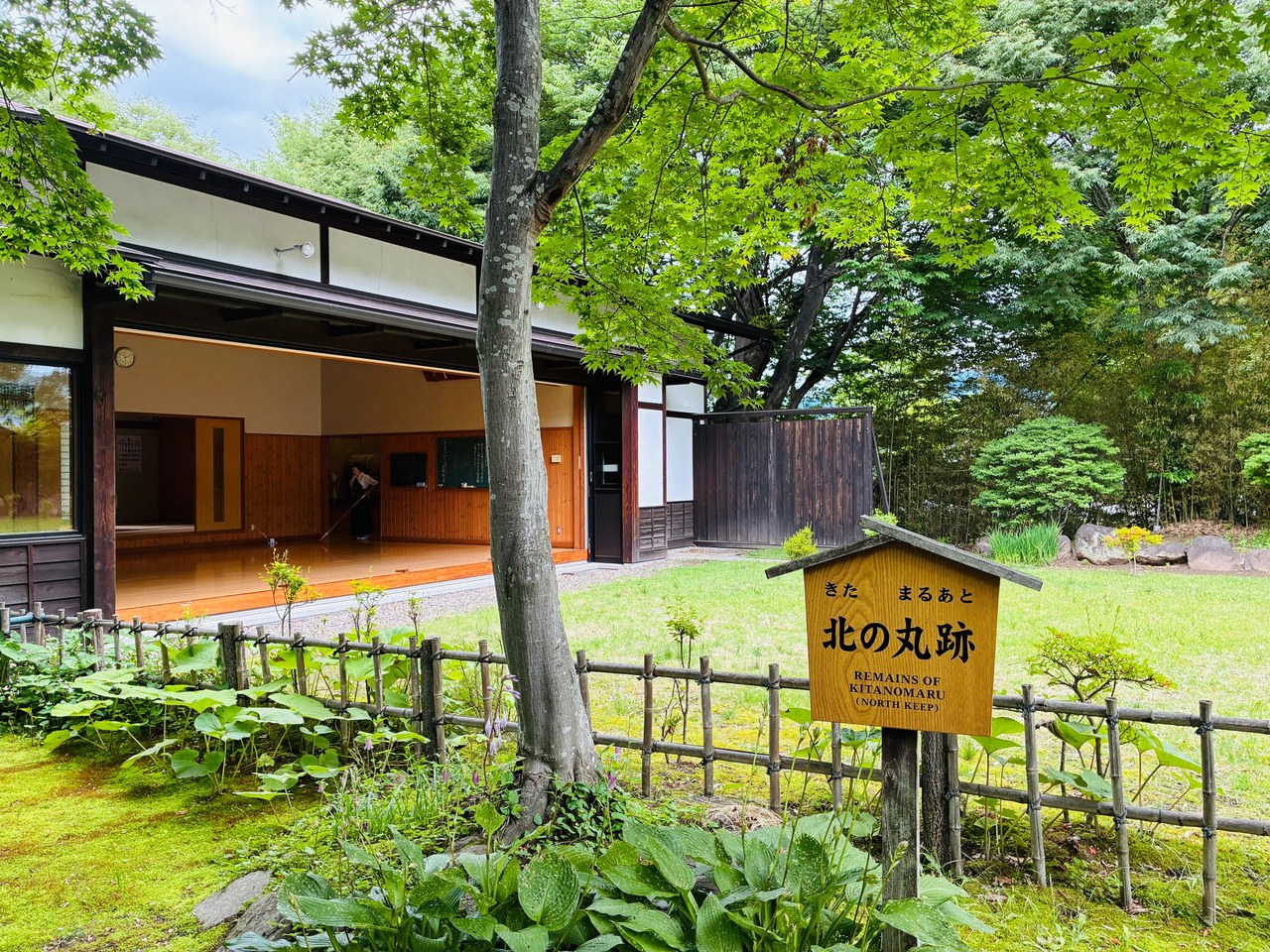 懐古園内の弓道場「小諸懐古射院」の建物。緑に囲まれた落ち着いたたたずまい