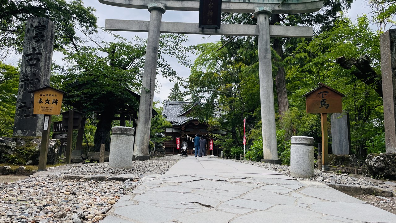 懐古園内の懐古神社へ続く鳥居と、石畳の参道