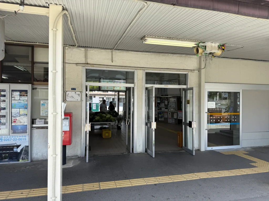 小諸駅の正面入口。ドアと、入口横の赤い郵便ポスト