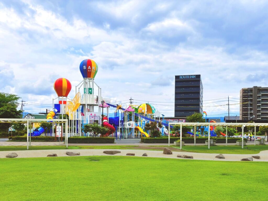 佐久市市民交流ひろばの気球デザインの大型遊具と芝生広場