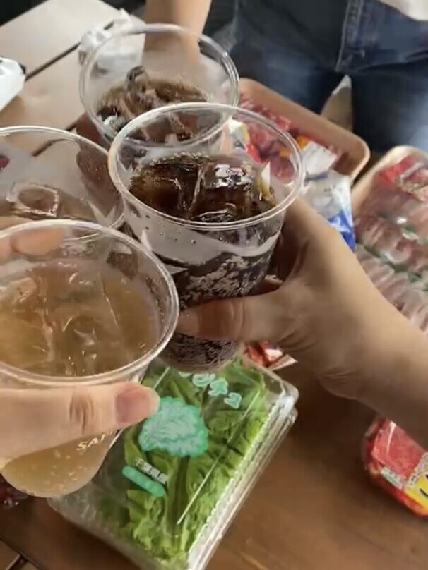 パラダBBQゾーンでソフトドリンクで乾杯する様子
