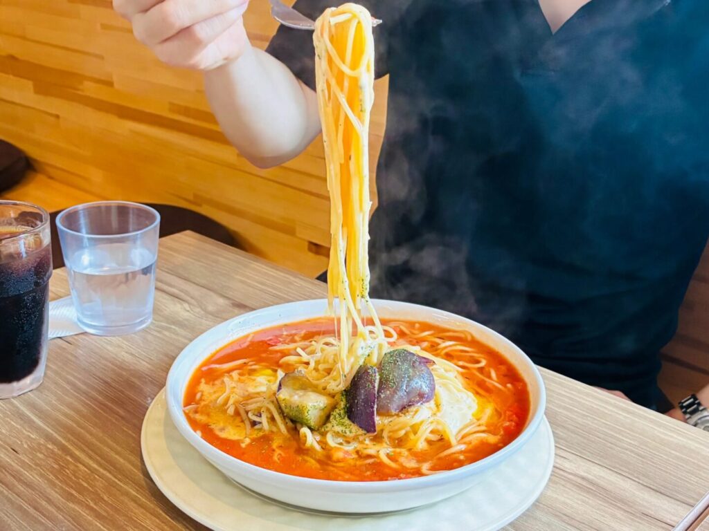 コジローの揚げナスモッツァレラの完熟トマトパスタ