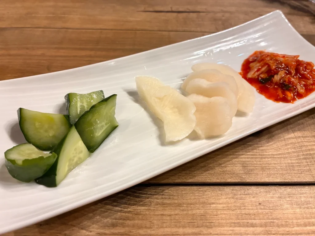 居酒屋デーのおつけもの3種盛り。きゅうり・大根・キムチ
