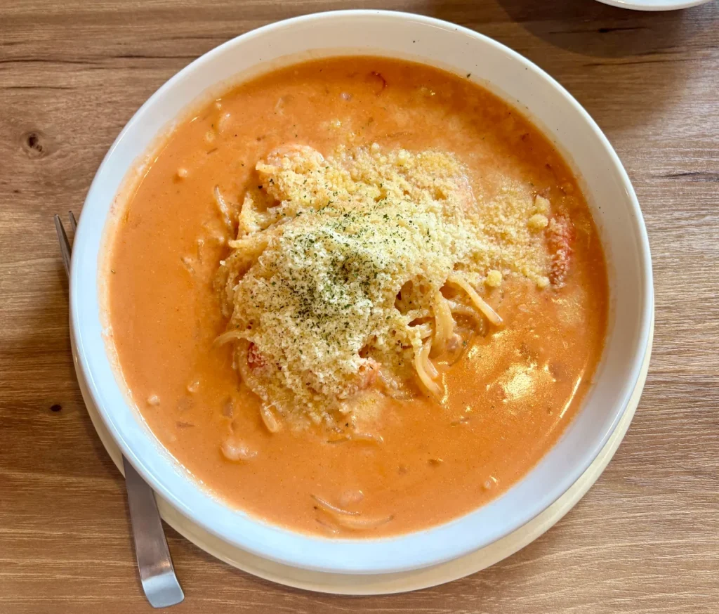 コジローの濃厚エビのトマトクリームパスタ