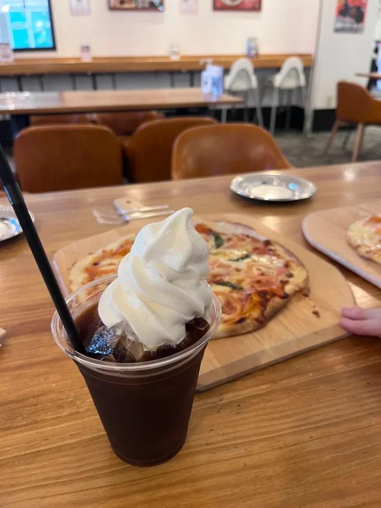 バーズカフェのテーブルに並んだピザとコーヒーフロート