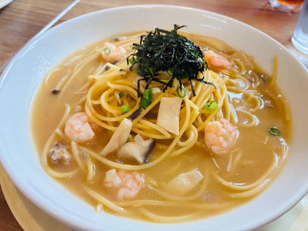 コジローのぷりぷりエビときのこのコク旨醤油パスタ
