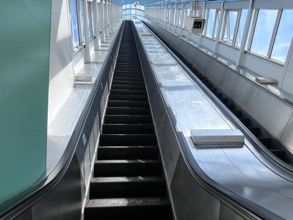 ジャンボエスカレーターの内部。屋根はあるが冷房のない通路