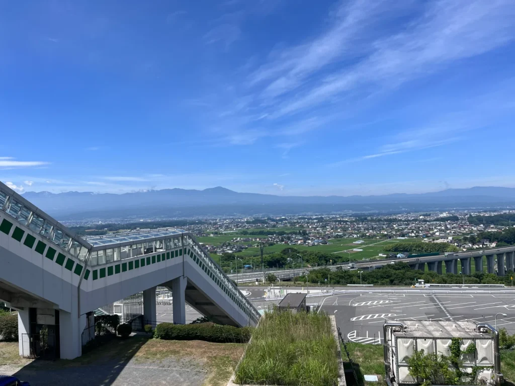パラダ名物、屋根つきの巨大なジャンボエスカレーターの外観