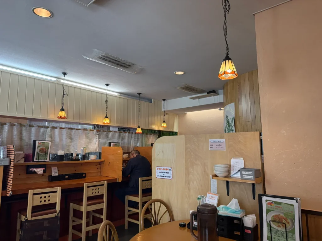 コジロー店内のカウンター席とステンドグラス風のペンダントライト