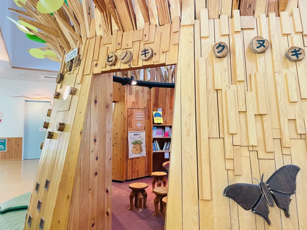昆虫体験学習館内、木製の壁面に囲まれた子ども向け読書スペース