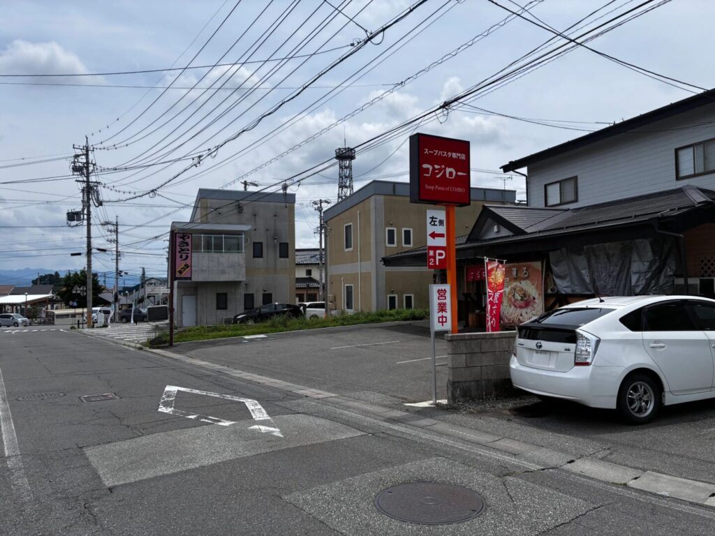 コジロー店舗前駐車場のようす