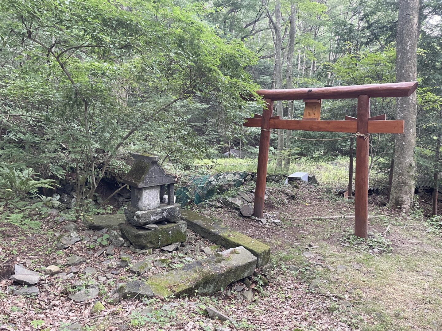 氷風穴の森の中にある、石造りの小さな祠(ほこら)と木の鳥居