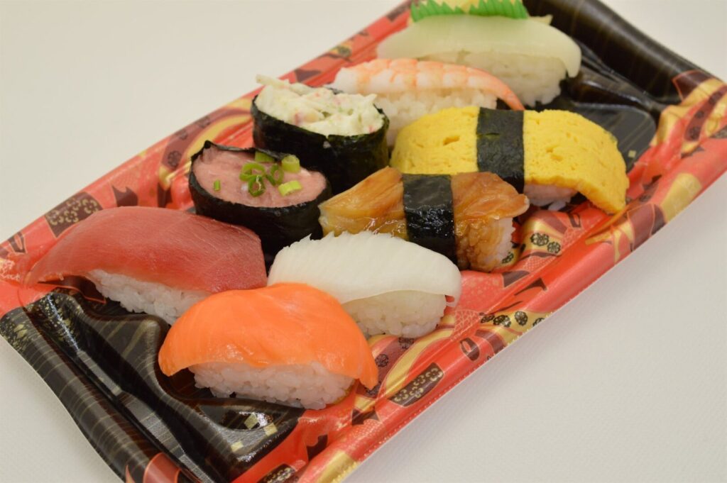 ツルヤの特製生寿司9貫を開けたところ。まぐろやサーモンなどが並ぶ