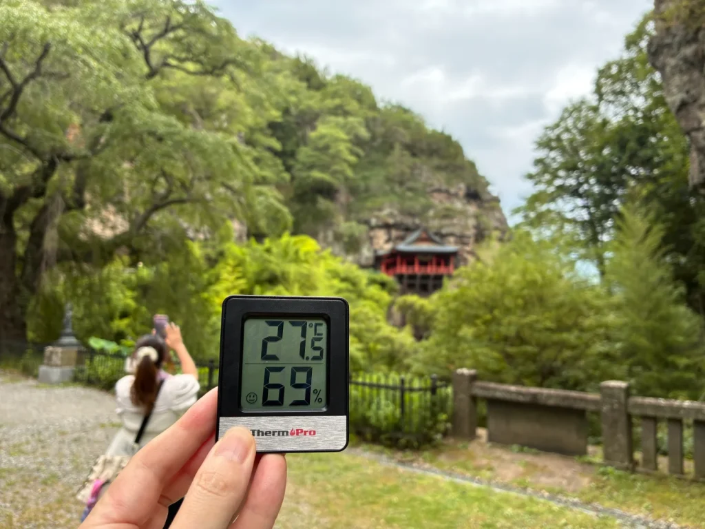 布引観音のお堂の下で温湿度計を持って計測した様子。27.5℃・湿度69％
