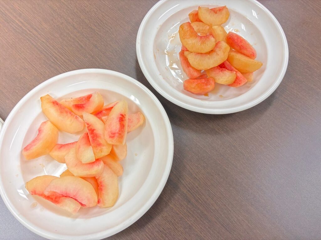 白い皿に盛り付けられた、皮をむいて食べやすくカットした桃