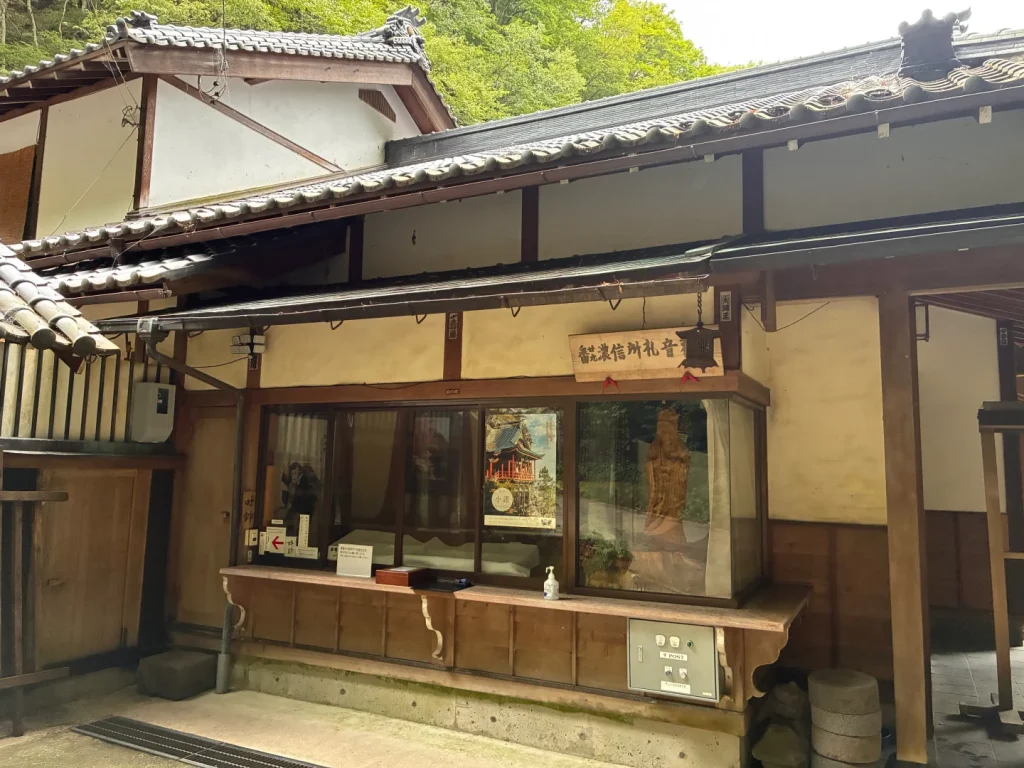 人の姿がない布引観音の社務所