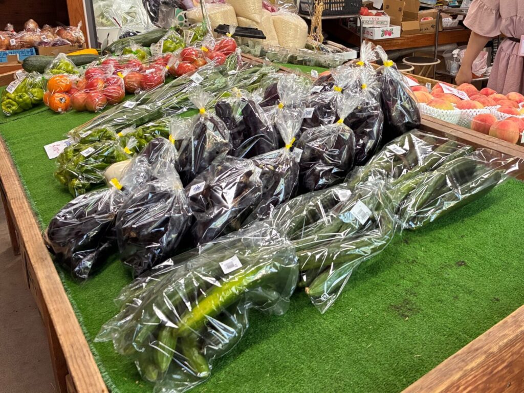 なす・きゅうり・トマトなどが山盛りに並ぶ直売所の売り場