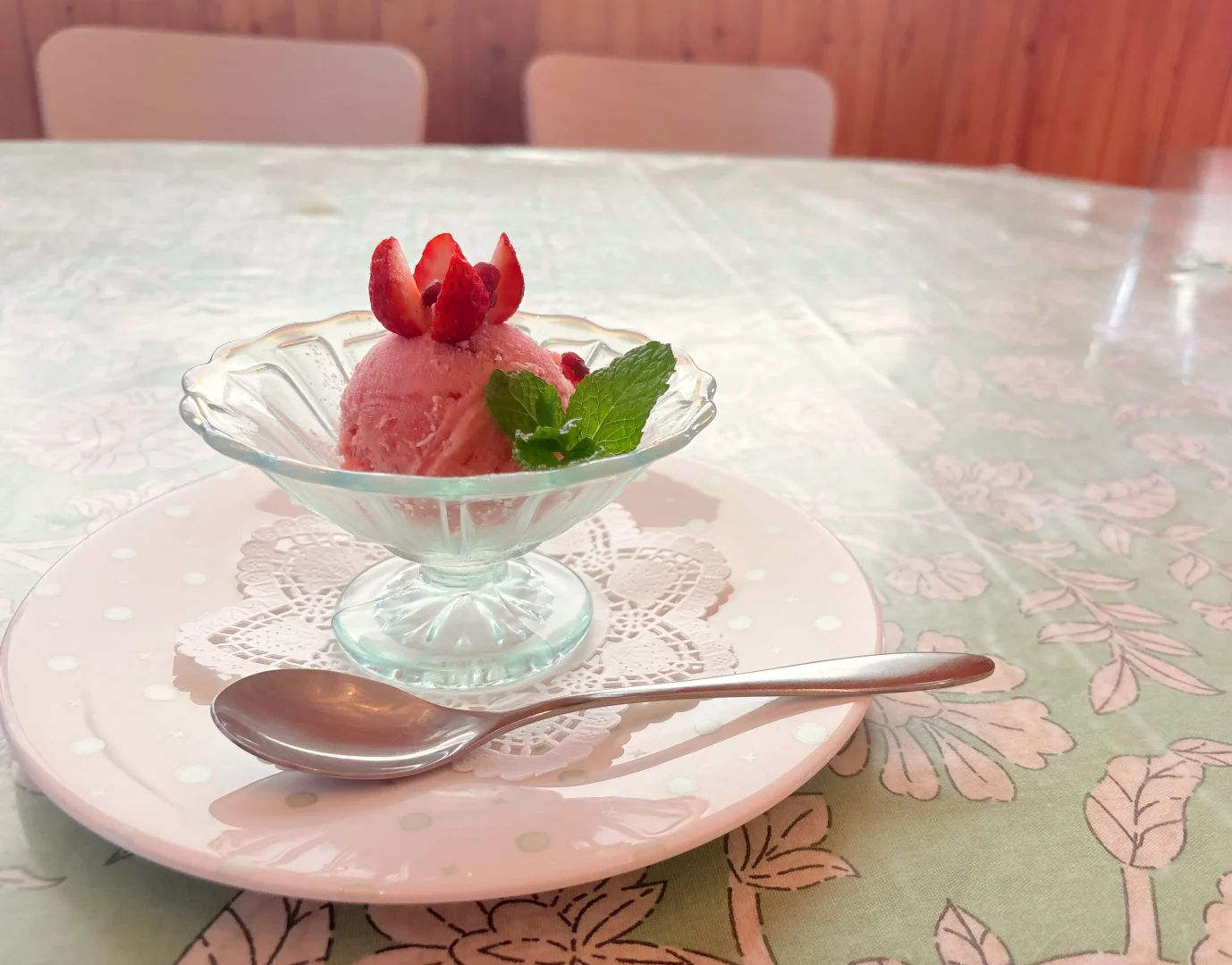 花水木のジェラート（ストロベリーチーズケーキ味）。ミントを添えた盛り付け