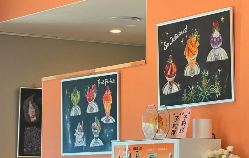 オレンジの壁が印象的な花水木の店内。おしゃれな家具とあたたかい雰囲気が広がる