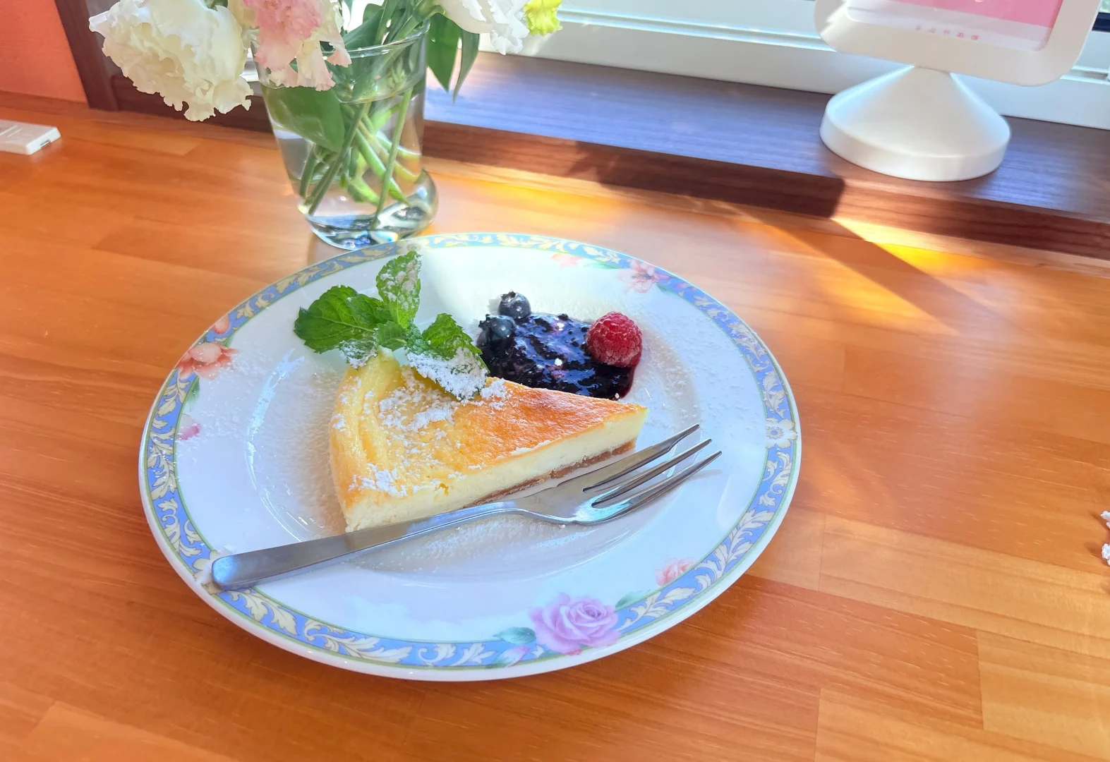 花水木のニューヨークチーズケーキ。ベリーソースを添えたひと皿