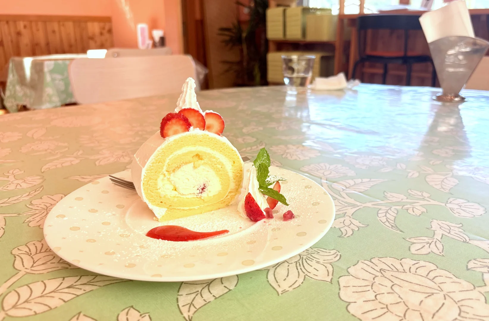 花水木の内山ロール。しっとりしたスポンジといちごが乗った断面