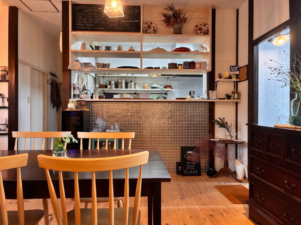 Cafe Labasの店内。木のぬくもりとグリーンで統一されたインテリア