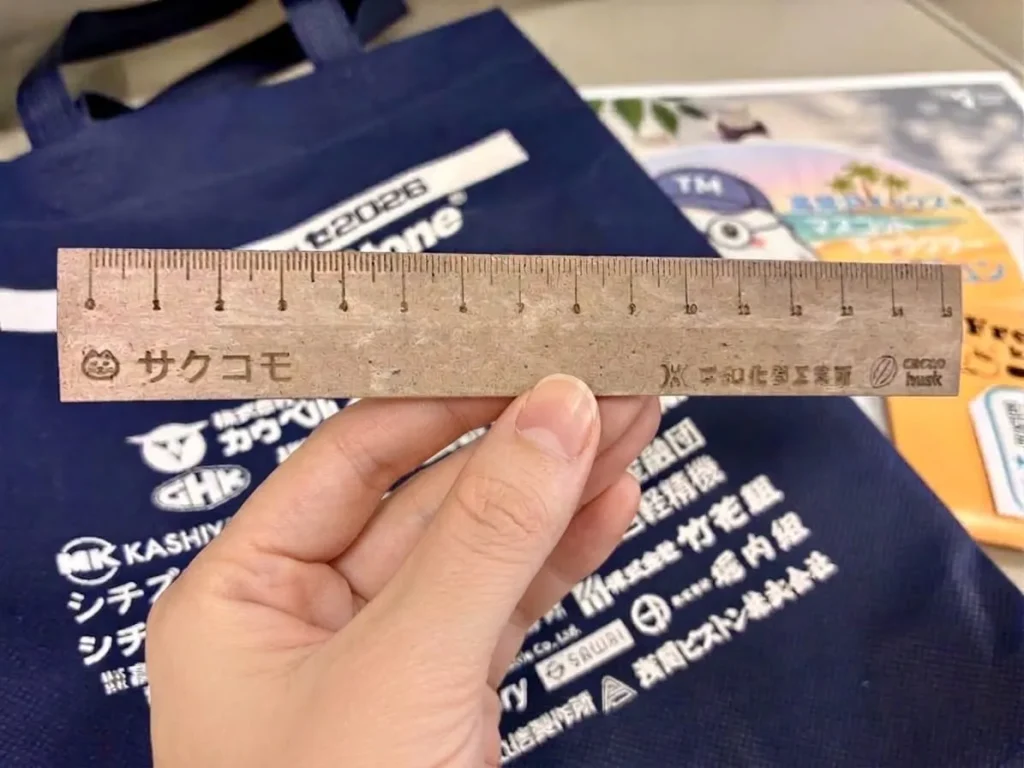 猫のマークと「サクコモ」の文字を刻印してもらったバイオマス素材の定規