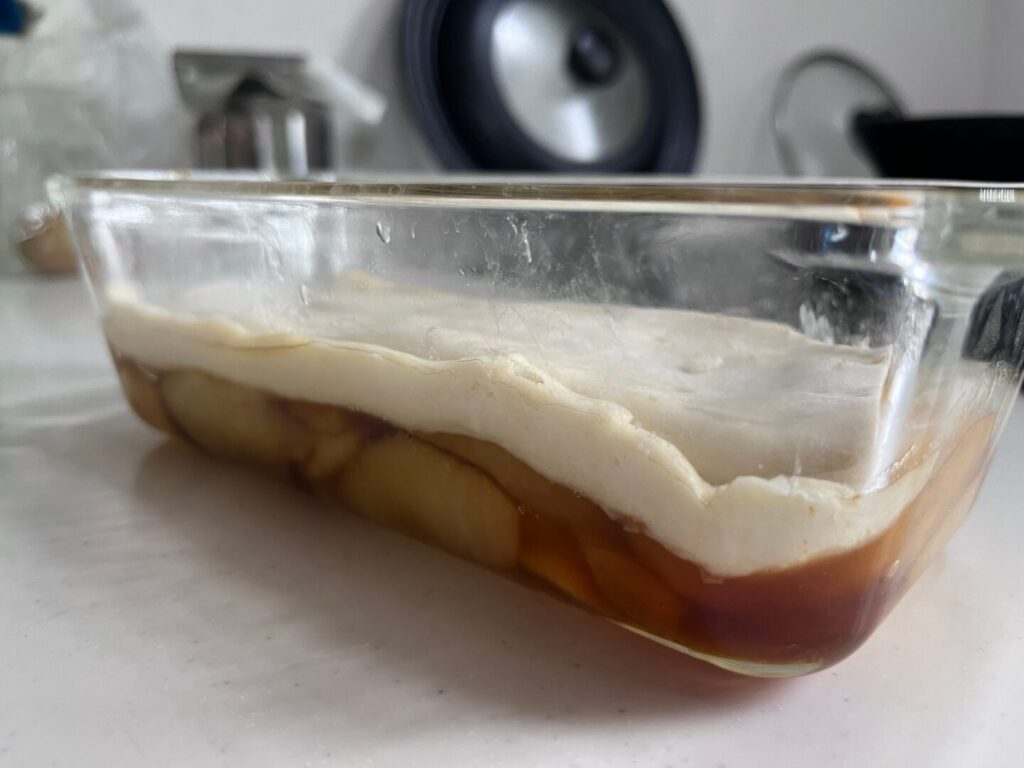 パイシートを型の内側に折り込んだところ