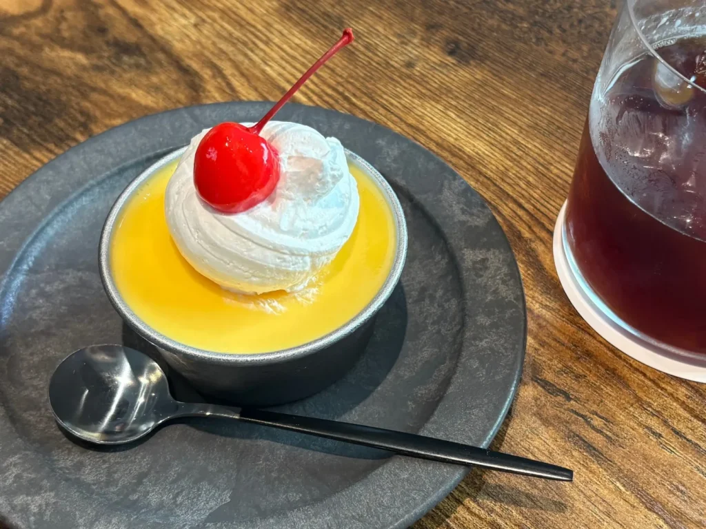 チェリーがのったプリン