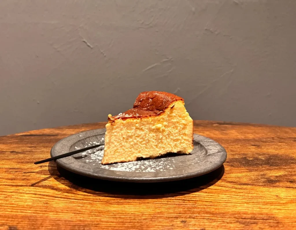 表面をしっかり焦がした自家製バスクチーズケーキ