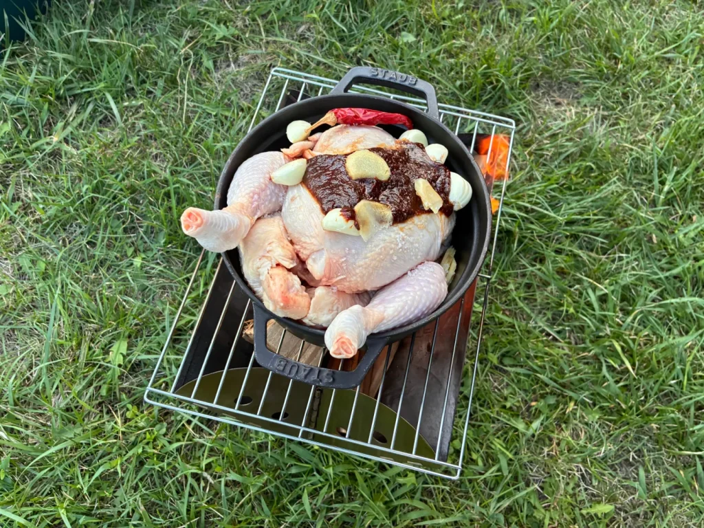 にんにくたっぷりの丸鶏バーベキュー