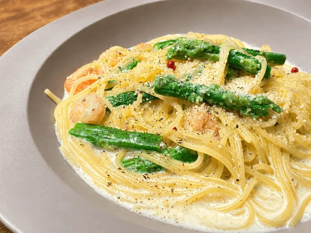 エビとアスパラが入ったクリームソースパスタ