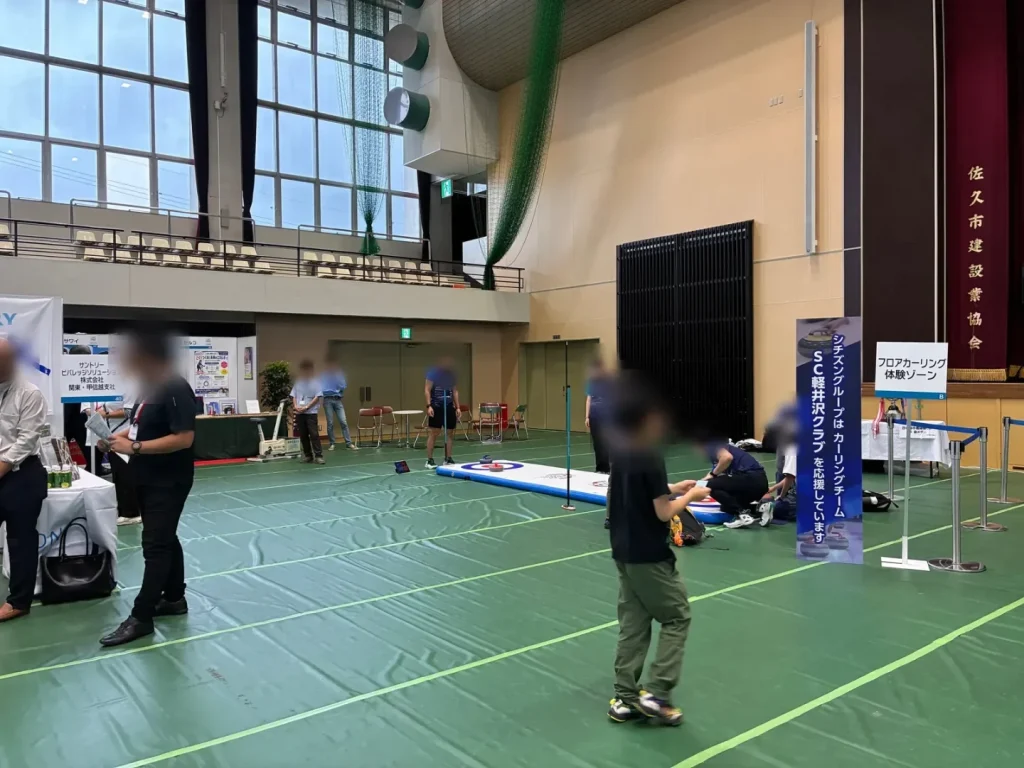 体育館のフロアに設けられたフロアカーリングの体験ゾーン