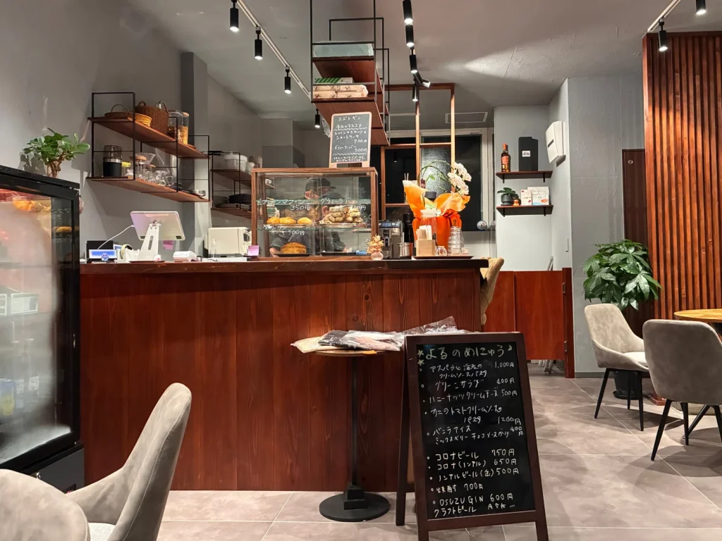 木のカウンターと黒板メニューがある「スズトギン」の店内