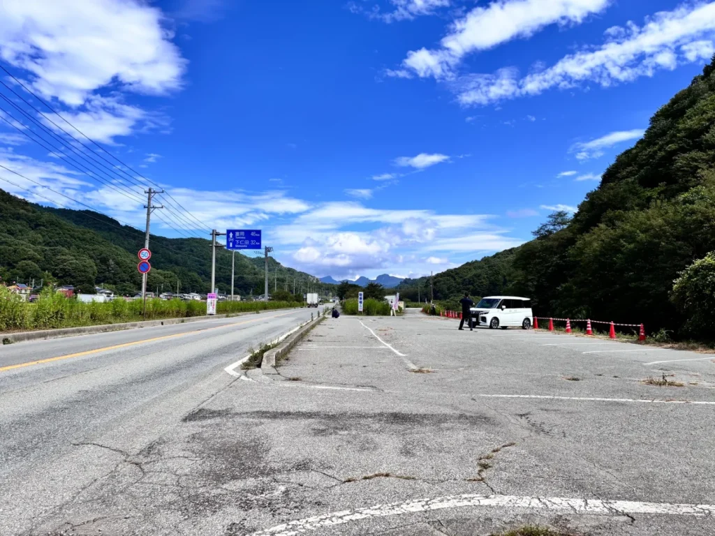 白線が引かれ、カラーコーンで区切られたコスモス街道駐車場