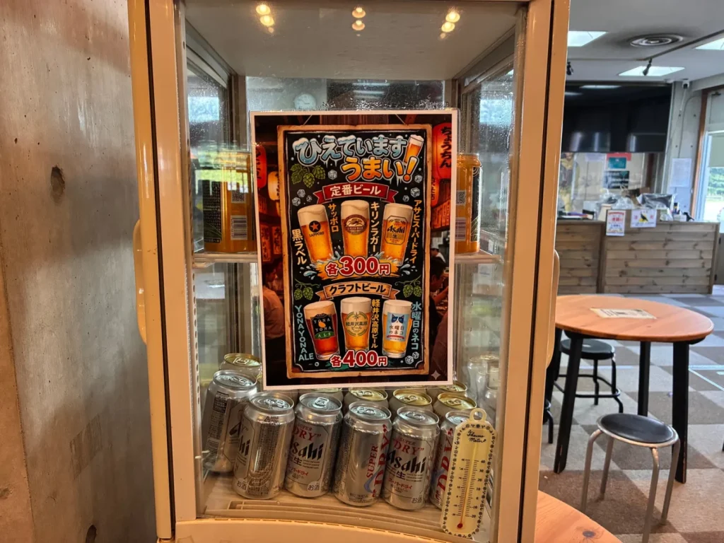 クラフトビールも並ぶ売店の冷蔵ケース