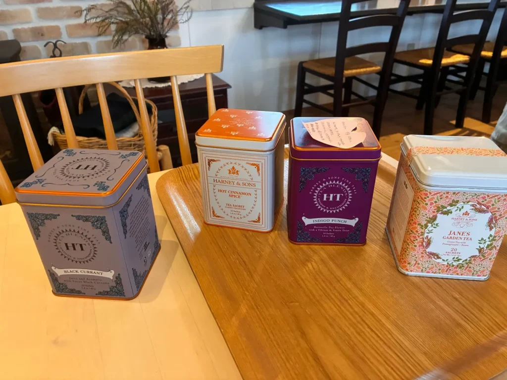 Cafe Labasで扱うフレーバーティーの缶。4種類が並ぶ
