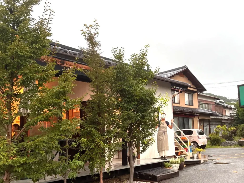 お店の外で見送ってくれるCafe Labasの店主さん