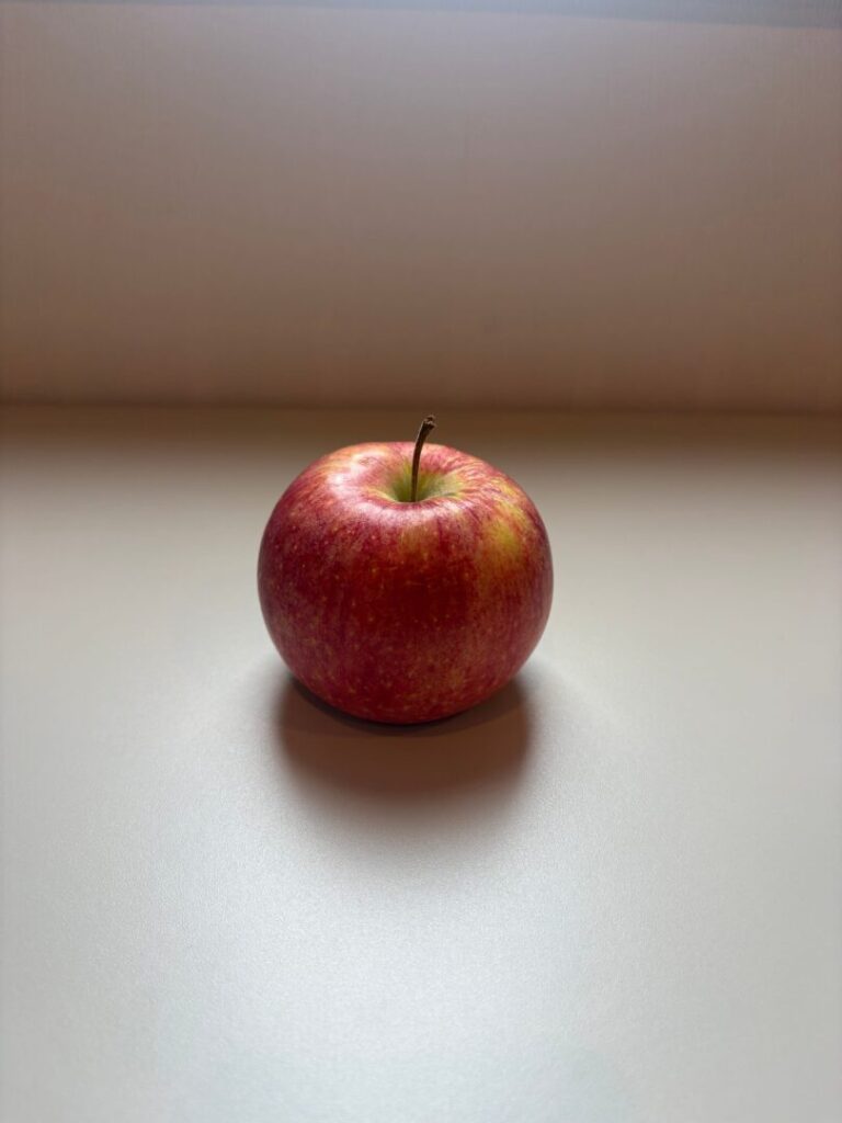 窓の光を取り入れて明るく撮った赤いりんごの写真