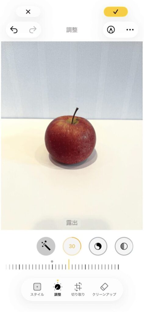 露出を上げて明るく撮った赤いりんごの写真