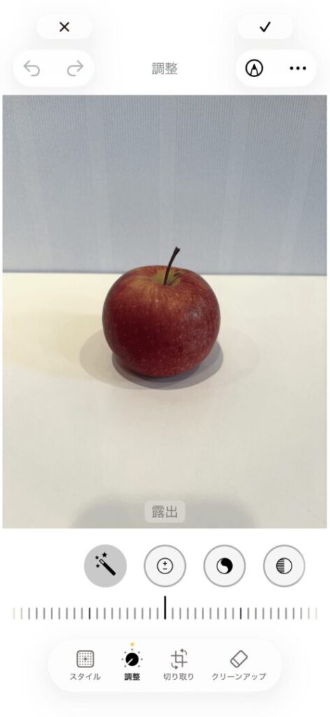 露出を調整せずに撮った赤いりんごの写真