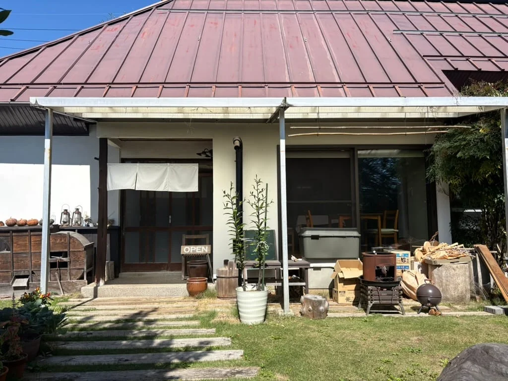 OPENの看板が出ている農カフェわのんの外観