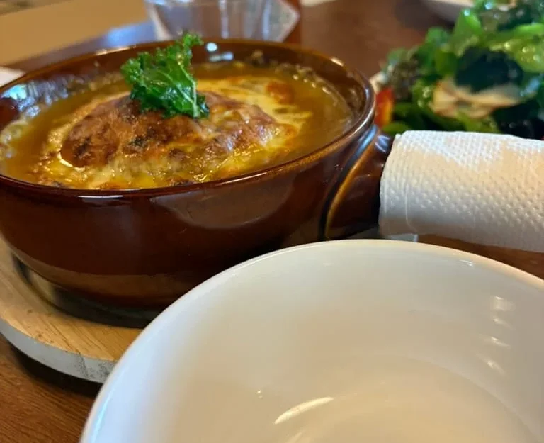 農カフェわのんのカレーハンバーグドリア。大豆のハンバーグがのっている