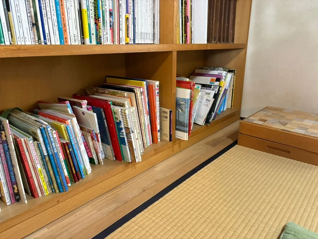 農カフェわのんの座敷に置かれた絵本と積み木