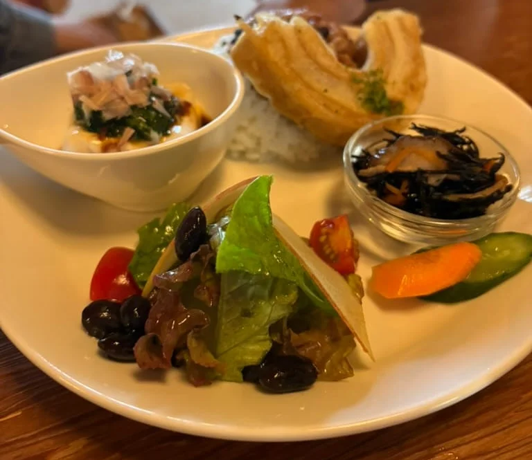 農カフェわのんのお子様プレート。豆腐・ひじき・サラダ・ごはん・車麩の盛り合わせ