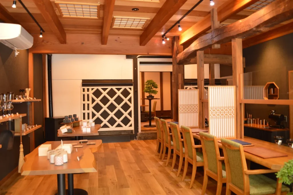 太い梁と白い格子の壁が残る、大正の蔵を使った彩本堂の店内とカウンター席
